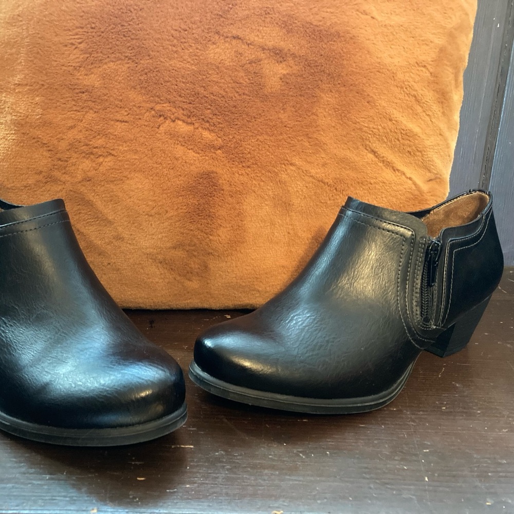 Black booties 8W